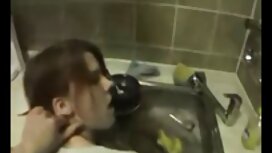 Bruna con un porno a ...